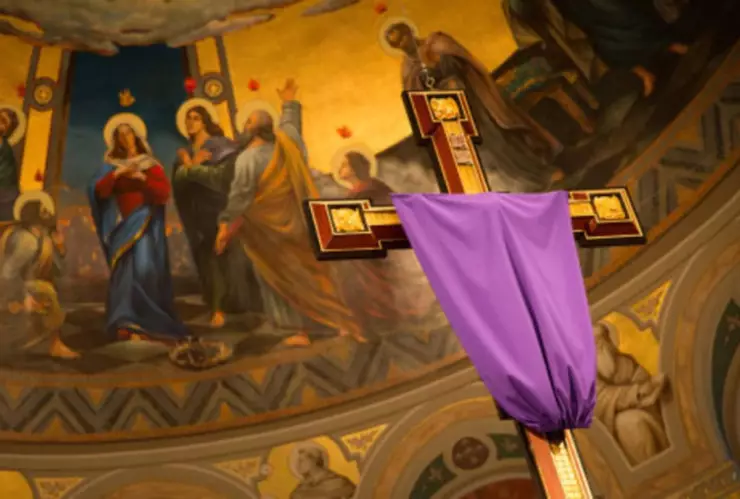 santos y crucifijos tapados durante la Semana Santa