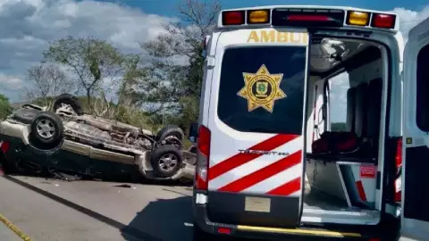 Volcadura de auto deja lesionados en Tizimín (FOTO)