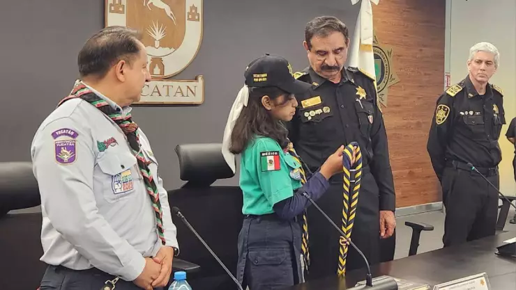 Intercambio de insignias policiales y scouts en nombramiento de la SSP por un día