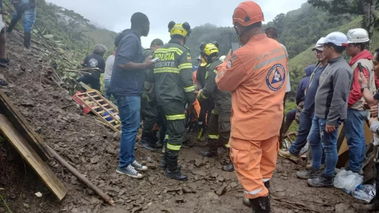 Derrumbe sepulta autobús.