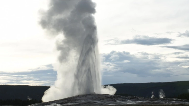 Explosión de géiser en Parque nacional de Yellowstone