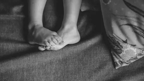 Mujer intenta asfixiar a su hijo de 7 años, fue detenida