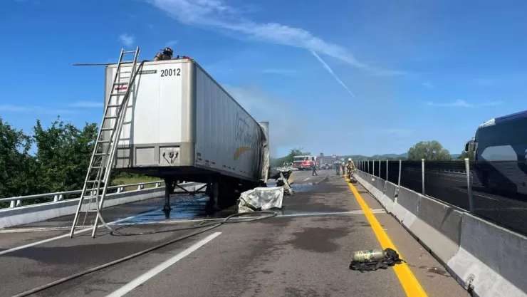 Se incendia tráiler en el libramiento Mazatlán