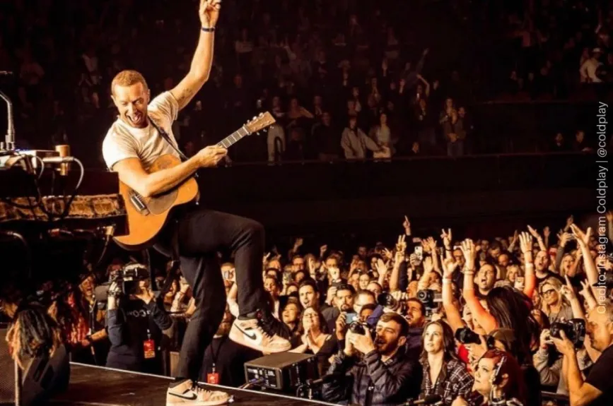 Coldplay con guitarra.jpg