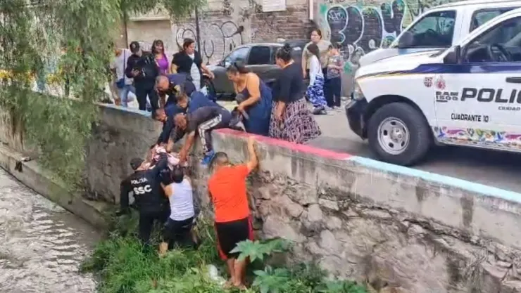Balazos contra casa en Iztapalapa y rescatan a hombre que cayó en canal de la GAM