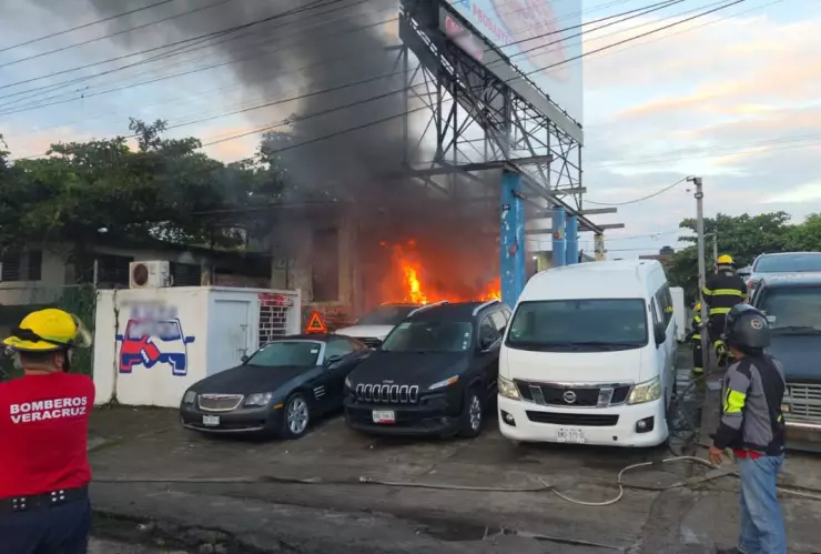 El fuego generó daños materiales importantes en el local de autos usados