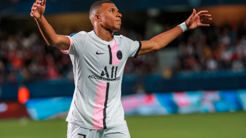 Kylian Mbappé con el PSG.jpg