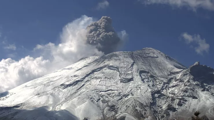 Popocatépetl nevado y con explosiones.jpg