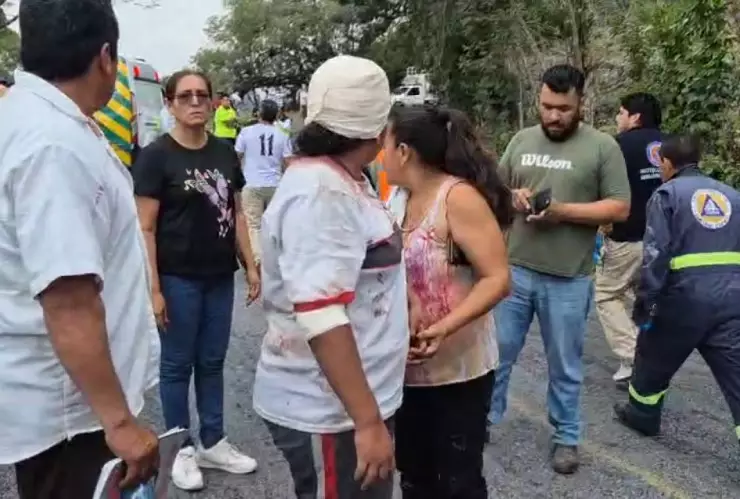 Reportan una mujer muerta por volcadura de autobús en Emiliano Zapata; esto se sabe