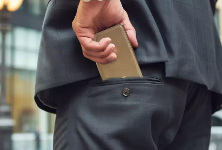 ¿Por qué debes dejar de llevar tu cartera en el bolsillo trasero?.jpg