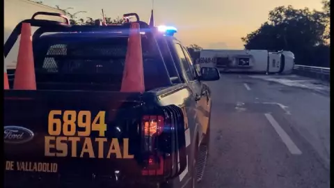 Vuelca pipa de combustible en la carretera Valladolid–Cancún; esto se sabe del accidente