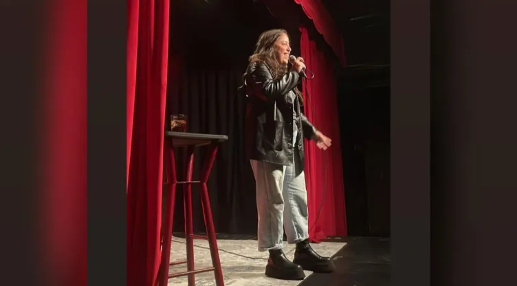 La combinación de su formación en Ciencias de la Comunicación y su pasión por la comedia ha permitido a Isabel Fernández crear un estilo único que resuena tanto en el escenario como en las redes sociales.