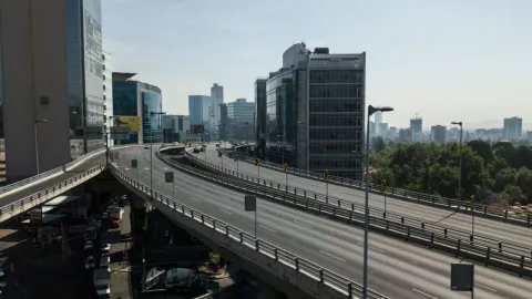 Rescatan a hombre que amenzó con lanzarse del segundo piso del Periferico en CDMX