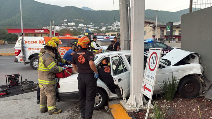 Padres pierden la vida, menores lesionados accidente