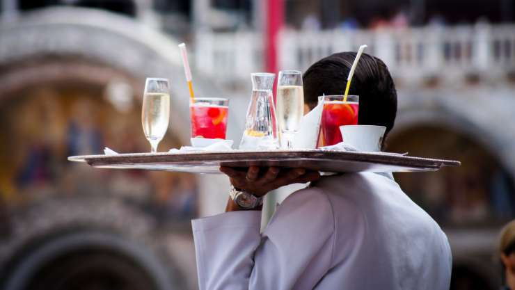 Mesero viola a su compañera