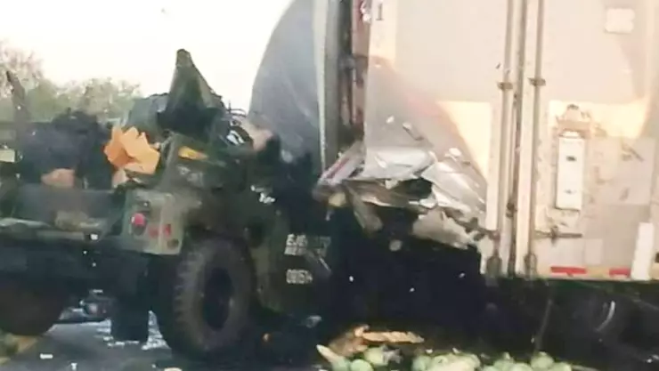 Choca tráiler y vehículo de la SEDENA