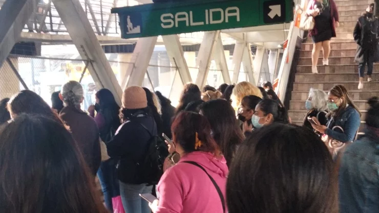 Metro CDMX: Usuarios reportan caos en la Línea 8
