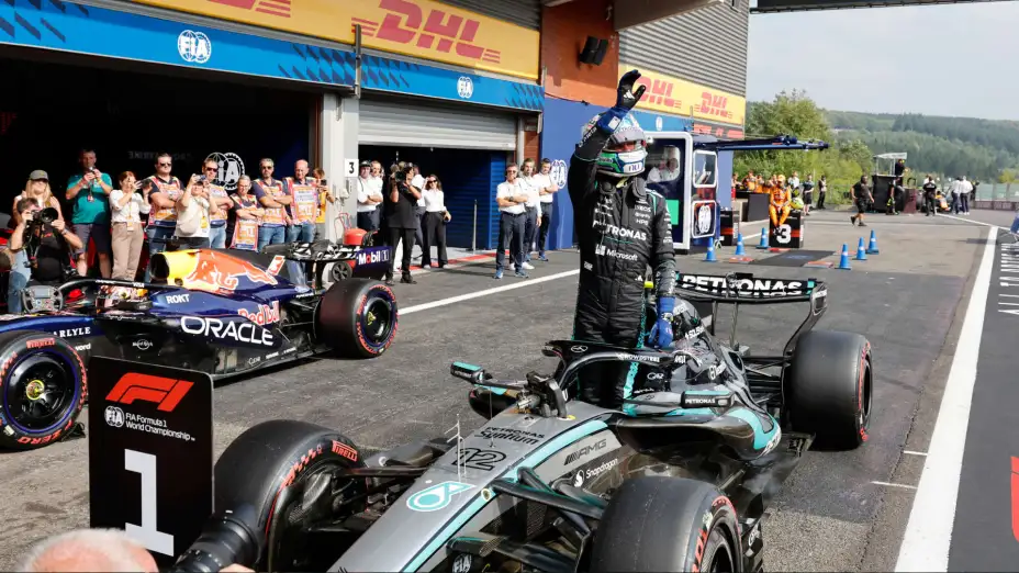 Kimi Antonelli, de Mercedes, celebra la pole del G de Bélgica.
