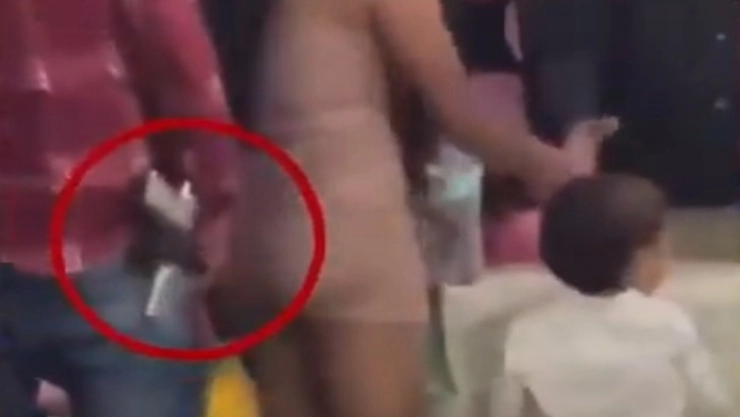 Captan a hombres armados en graduación de primaria en Tamazula; su presencia desata polémica. En la imagen se observa cómo un presunto padre de familia carga con una pistola mientras junto a su pareja a compañan a un niño a recoger un diploma.