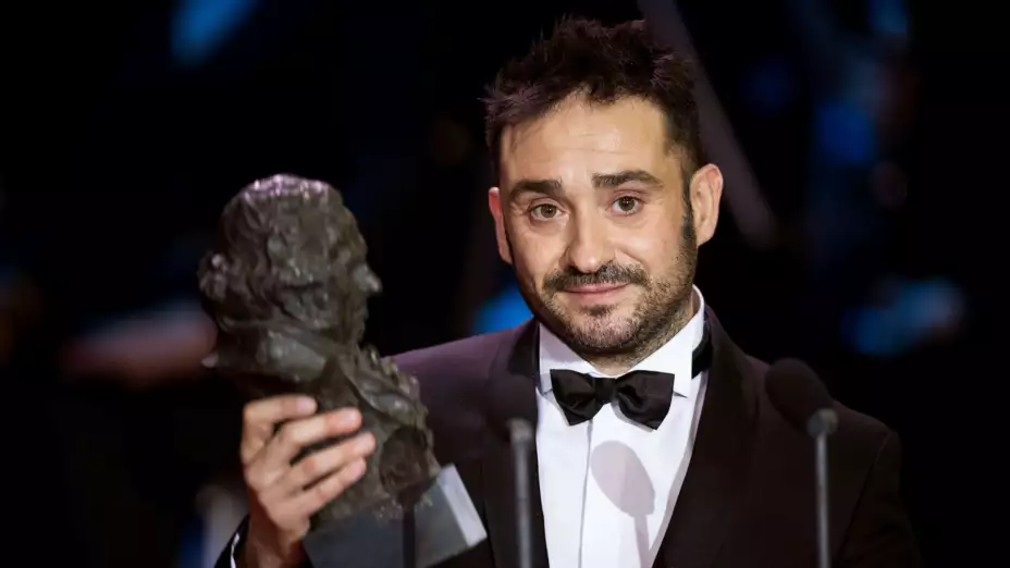 Juan Antonio Bayona recibe el goya a mejor director de los Premios Goya 2017.