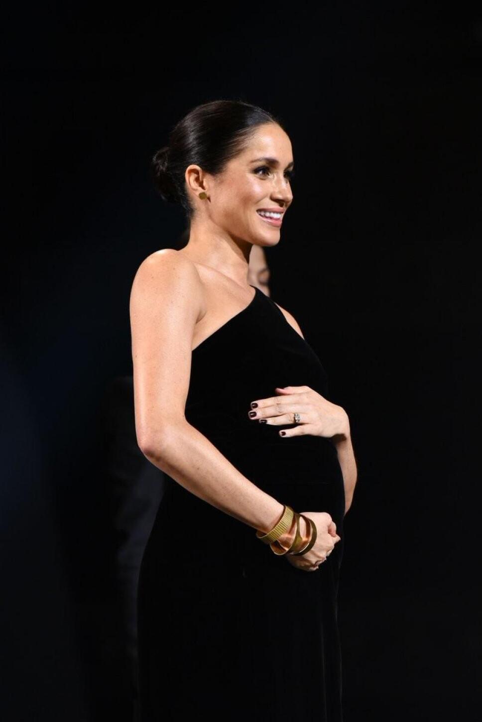 Meghan Markle acunaba su creciente bultito sobre su vestido negro de Givenchy Foto Especial