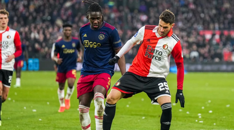 Santiago Giménez contra el Ajax
