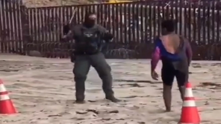 Se pelean agente y coyote