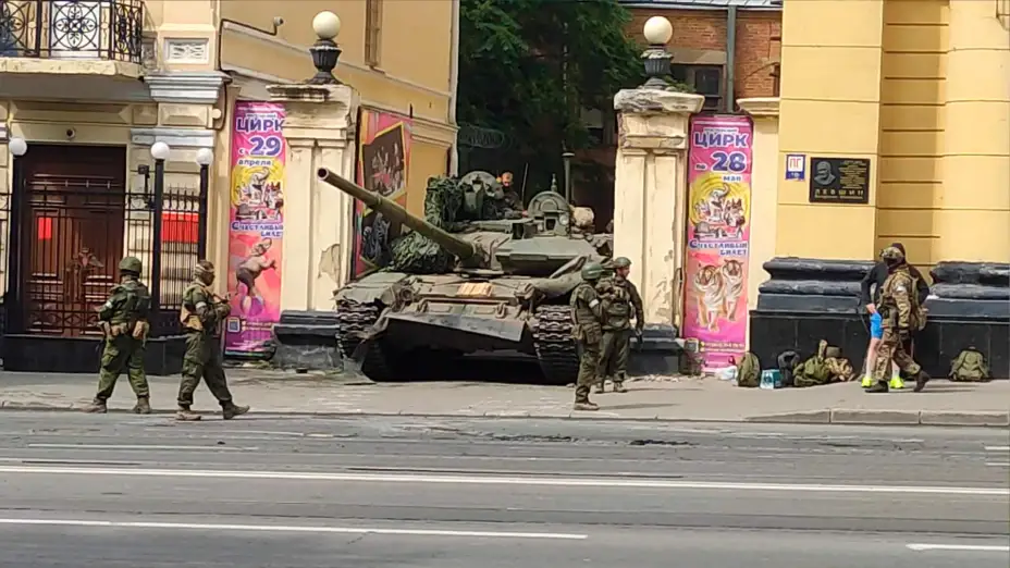 Vehículo blindado ruso, en una calle en Rostov del Don, Rusia.