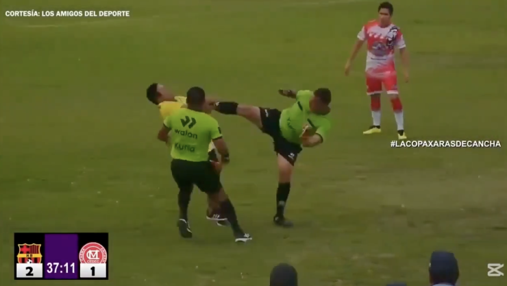 Árbtiro noquea con una patada a miembro del cuerpo técnico en la Copa Péru.