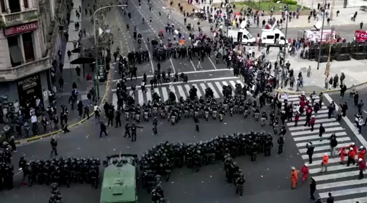 Manifestantes se enfrentaron con la policía frente al Congreso de Argentina.