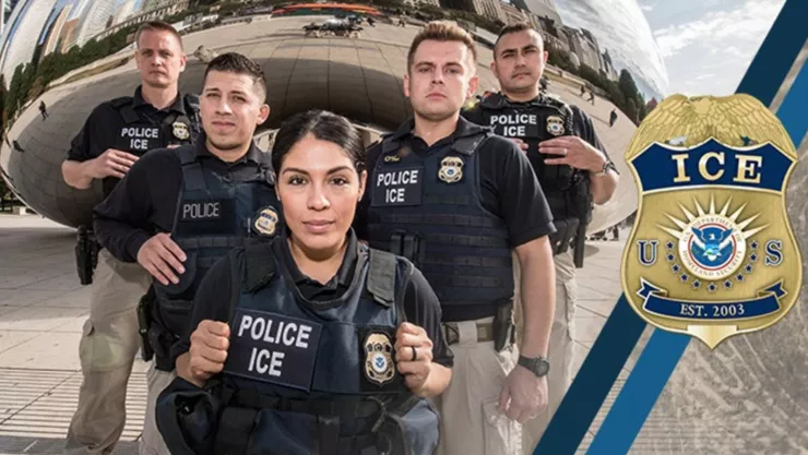 Agentes del Servicio de Inmigración y Control de Aduanas de Estados Unidos.