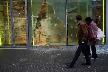Una tienda saqueada durante las protestas en París.