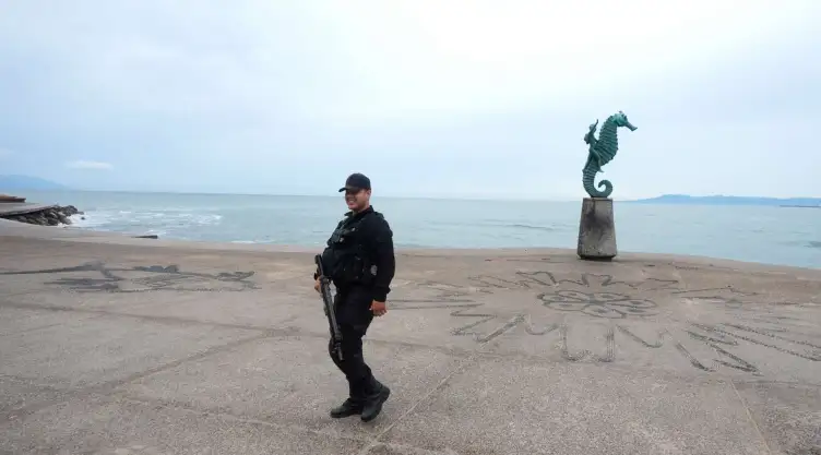Un guardia en Puerto Vallarta vigila antes de la llegada del huracán Simón.