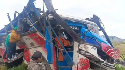 ¡Fatal accidente de tránsito! Autobús CAE AL ABISMO y deja más de 20 muertos (VIDEO FUERTE).jpg