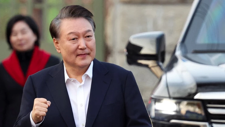 liberacion_Yoon_Suk_Yeol_presidente_Corea_Sur_auto_salida_centro_detencion