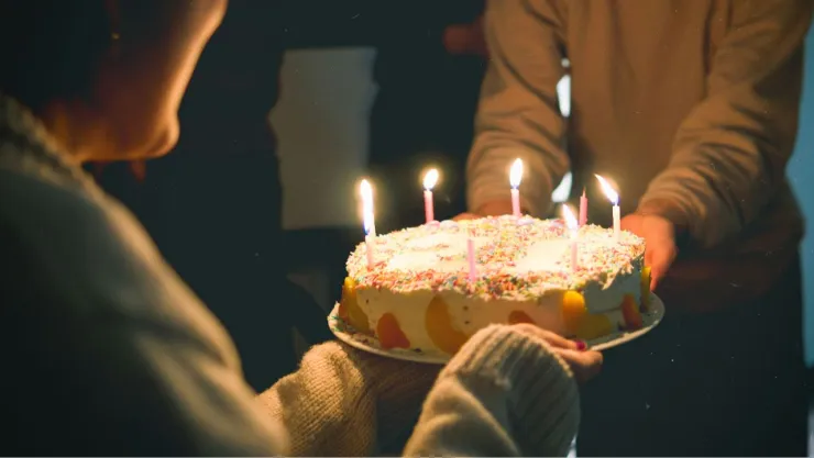 ¡Nadie lo vio venir! Encuentran una lagartija muerta en pastel y 11 personas enferman