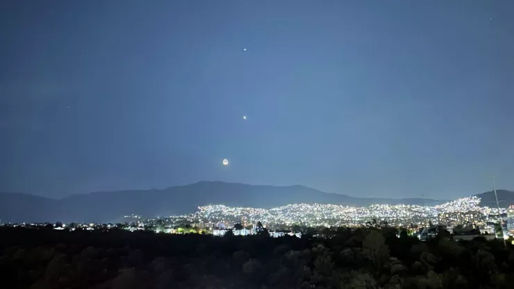cielo nocturno en la Ciudad de México, donde es posible ver la conjunción de Venus y Júpiter con la Luna