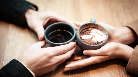 Una cafetería es una buena opción para la primera cita