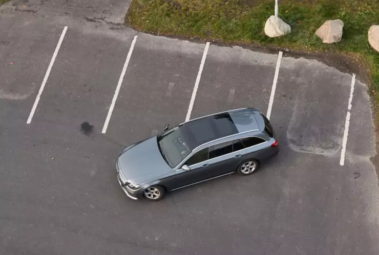 Un auto se estaciona en un sitio de parking.