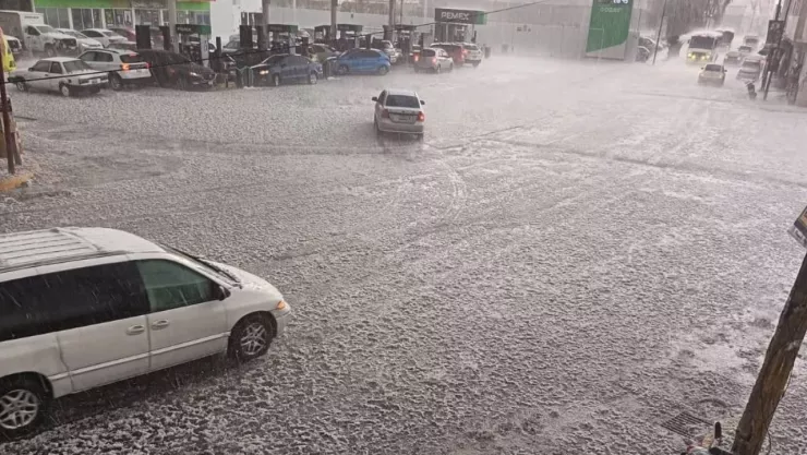 VIDEO: Fuerte granizada cubrió de blanco la autopista México–Puebla hoy; provocó caos vial