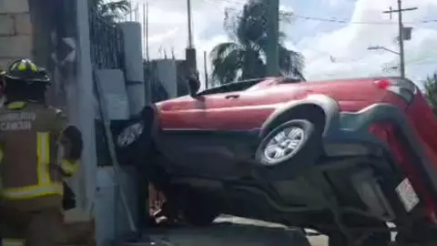 Se registra aparatoso choque entre dos vehículos en Cancún hoy, jueves 13 de febrero de 2025; FOTOS.jpg