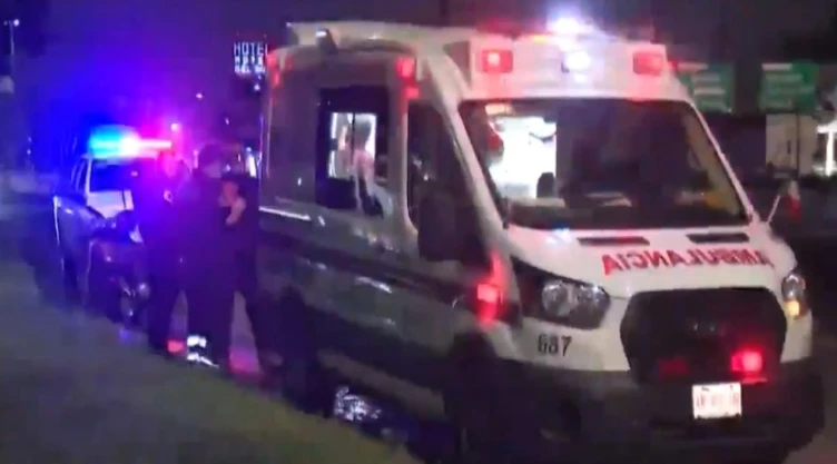 VIDEO Motociclista sale disparado tras aparatoso accidente por esquivar bache en Iztapalapa Mientras Dormía. En la imagen se observa un fuerte operativo de los cuerpos de emergencia.