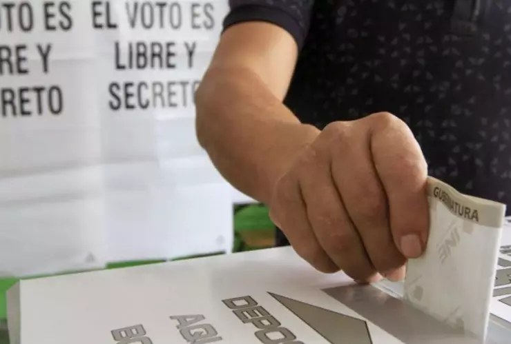 persona ejerciendo su voto de manera libre y secreta