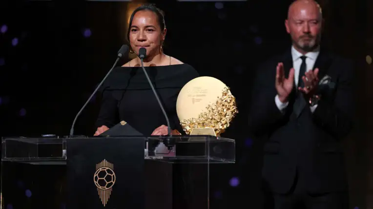 Charlyn Corral tras ganar el premio a la Goleadora del Año.
