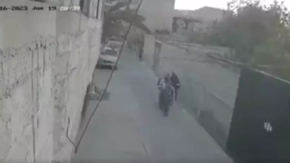 Video_ Repartidor de app toca indebidamente a mujer en vía pública