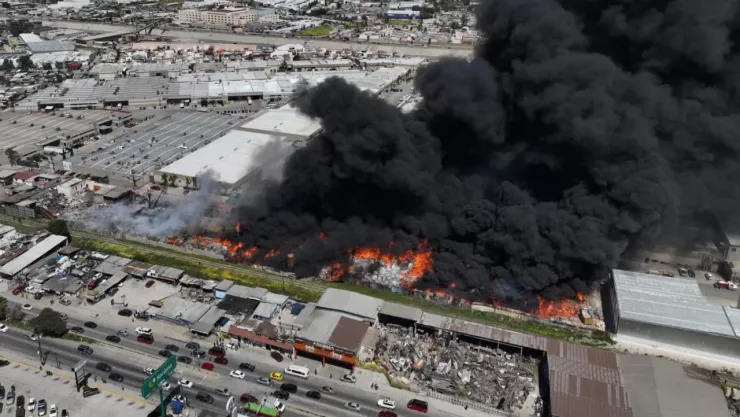 Fotografía aérea del incendio en planta recicladora de Tijuana