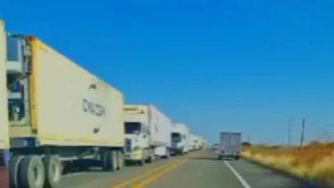 Aparatosa volcadura en carretera San Felipe-Silao genera tráfico pesado hoy 21 de noviembre