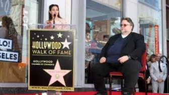 Guillermo Del Toro sentado.jpg