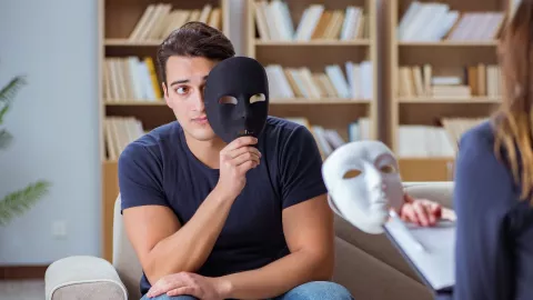  Cómo dejar de ser narcisista: 7 claves que la psicología respalda y que puedes aplicar ya