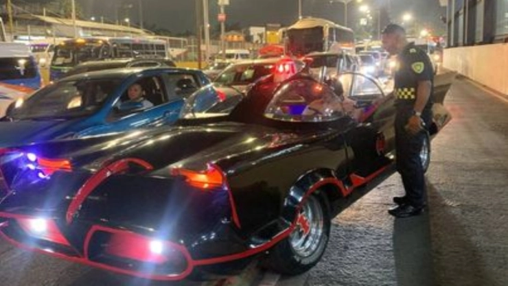 Multan a conductor del ‘Batimóvil’ por invadir carril exclusivo del Metrobús en CDMX: ¡Santos problemas, ‘Batman’!
